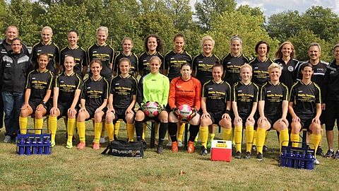 Oben v. l.: Trainer Dieter Klos, Melina Brugmann, Melanie Conrad, Kira Ruschmeier, Vera Hesemann, Kathrin Wittfeld, Vanessa Finger, Isabella Heines, Sandra Goertz, Janina Schwake, Constanze Empelmann, Team-Koordinator Kai-Uwe Beiersdorf, Sportliche Leiterin Bettina Kutscher
Unten v. l. Obfrau Mirjam Mölders, Dana Severith, Angelique Hohm, Alina Hoffmann, Kim Dannehl, Jana Theisejans, Lisa Montenbruck, Maren Tinnefeld, Lena Bach, Stefanie Frings, Anna Wille
Es fehlen:Ekaterini Kiriaki, Laureen Trauschke