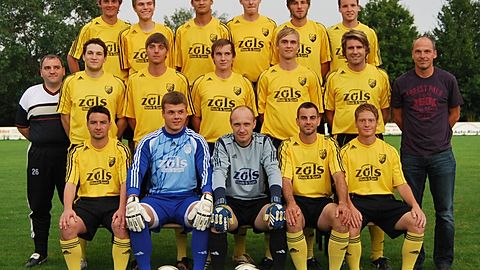 hintere Reihe v. l. n. r. : Willi Demlehner, Johannes Reitberger, Marco Seibold, Matthias Hammer, Fabian Binder, Dominik Baierl.
mittlere Reihe v. l. n. r. : Co-Tainer Roland Seidl, Maxi Gutsmiedl, Andi Nömeier, Thomas Firmhofer, Tobias Willsch, Hans Wagmann, Trainer Roland Hackl.
untere Reihe v. l. n. r. : Markus Marycs, Werner Resch, David Buchwinkler, Markus Fuchs, Felix Strauf.
Es fehlen : Michael Murmann, Markus Stockinger, Markus Viol, Sebastian Bender.