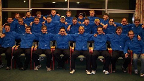 v. hinten links: Oberneder Michael, Günther Moser, Bauer Thomas, Krenn Michael, Stemplinger Martin, Zieringer Michael, Anetzberger Tobias, Hutschenreuter Sebastian
Mitte von links: Lang Robert, Falkner Manuel, Heindl Baste, Goldschmidt Christoph, Obermüller Christian, Schmid Christian, Samer Roland, Frisch Michael, Meisl Roland, Drexler Tino, Riesinger Reinhard
Vorne von links: Auer Andreas, Graf "Bierlo" Dominik, Schmid Christopher, Bretl Tobi, Schmid Thomas, Oberneder Paul, Abteilungsleiter Nigl Rudi und Edelfan "RAMBO"