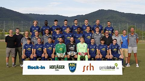 Hintere Reihe: Moritz Nemela, Kajally Njie, Tom Matthias, Christian Mühlbauer, Elyesa-Adem Korkmaz, Arik Edelmann, Co-Trainer Marcel Hofbauer, Chadi KahloulMittlere Reihe: Marketing Alex Stiehl, stellv. Vors. Julian Rupp, Teammanager Thorsten Weick, Physio Carsten Hannemann, Co-Trainer Pierre Heidicker, Marc Berger, Levin Sandmann, Famara Sanyang, Fabian Springer, Physio Niklas Eulendrop, Teammanager Danny Stiegler, stellv. Vors. Werner Rehm, sportl. Leiter Marc Saggau, Trainer Ulrich Brechtvordere Reihe: Samuel Schmidt, Lucas Ring, Kim-Jonathan Kaul, Steven Ullrich, TW-Trainer Daniel Tsiflidis, Jonas Kürsch, Oliver Kubis, Tarek Aliane, Dorian Weiß Mare(Foto: Jan A. Pfeifer)