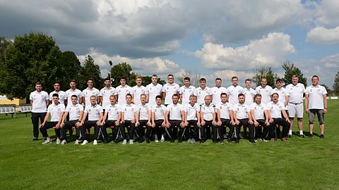 I + II Mannschaft des SV Holzkirchen, Trainer Mario Brettschneider, Trainer Rainer Steb und Leiter Abteilung Sport Heiko Greiner und Robert Stolz