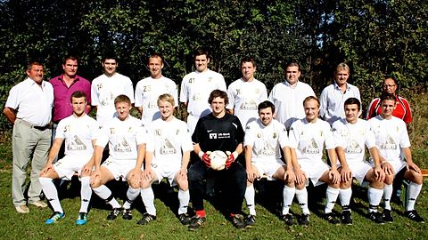 vorne vl.: Horst Konstantin, Märkert Patrick, Ranner Martin, Schrädobler Fabian, Osterholzer Philipp, Niebauer Tobias, Breit Ewald, Huber Michael
hinten vl. : Sponsor Knott Johann, 2. Vorstand: Lukes Markus, Trainer Fuchshuber Andreas, Grünleitner Sven, Lindinger Matthias, Zinner Peter, 1. Vorstand Thiel Reiner, Abteilungsleiter: Piller "Zico" Manfred, Betreuer: Huber Karl-Heinz