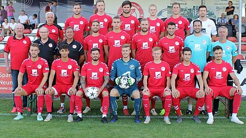 Obere Reihe (v.li.): Busfahrer Bernhard Kratzer, Christian Knorr, Tim Fierus, David Ekern, Raffael Kobrowski, Armin Bindner, Physiotherapeut Fabian Feulner.
Mittlere Reihe (v.li.): Betreuer Heinz Lock, Ehrenpräsident Horst Rödel, Sportlicher Leiter Michael Pfeifer, Oliver Janz, Nico Moos, Marco Janz, Mergim Bajrami, Co-Trainer Arpad Backens, Chef-Trainer Gerd Klaus.
Untere Reihe (v.li.):Kamron Crow, Matthew Loo, Marco Wiedmann, Jan Kowalewski, Sam Zander, Andreas Schuster, Tim Olschewski.