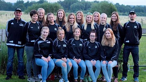 Hintere Reihe von links: Betreuer Mark Stühlmeyer, Jana Thöle, Selina Warner, Daria Lübbert, Larissa Meyer, Janika Mertens, Verena Stieve, Greta Neureiter, Caroline Hemminghaus, Susanna Timpe, Anja Specht, Trainer Hendrik Christ
Vordere Reihe von links: Sarah Kampmeyer, Kathleen Wessels, Paula Niederwestberg, Laura Kampmeyer, Sonja Groll
