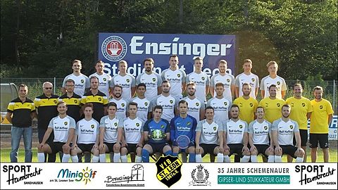 Beschreibung:
obere Reihe v.l.n.r.: P. Haußmann, C. Teinor, Mi. Heger, B. Wittemann, B. Wagner, M. Wensch, S. Cortes, T. Seifert, M. Durst
mittlere Reihe v.l.n.r.: 2. Vors. J. Dagenbach, 1. Vors. H. Lawinger, SpA A. Hecker, SpA S. Kappeller, N. Hoffmann, P. Klein, D. Meixner, R. Kempf, S. Haffner, Abt. Leiter Aktive N. Steinmann, Trainer S. Anweiler, Co-Trainer D. Markheim, Co-Trainer F. Fuchs
untere Reihe v.l.n.r.: R. Kiwitt, T. Hartnagel, P. Geis, D. Dagenbach, T. Fattah, D. Polak, S. Götzmann, S. Spieß, Ma. Heger, J. Montag
nicht auf dem Bild: F. Hoffmann, S. Saladin, M. Herbold