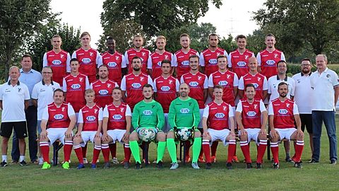 oben v.l. Tambalynd van Kasteren, Sebastian Brummer, Aboulaye Nikabou, Thomas Gunnel, Thomas Maier, Alexander Neumeier, Patrick Listl, Bernhard Müller, Kapitän Tobias Stürzer
mitte v.l. Trainer Hans Bruckmeier, Vorstand Hubert Merklein, Co-Trainer Friedl Ettenauer, Florian Gerbl, Benjamin Wall, Nihad Mujkic, Thomas Holzmann, Christoph Stemmer, Sebastian Heuberger, Rene Windisch, Pressesprecher Franz Humpl, Abteilungsleiter Tobias Huber, Sponsor Karl Mehringer
unten v.l. Maximilian Detsch, Tassilo Fröhlich, Sebastian Stemmer, Alexander Strobl, Andreas Stürzer, Markus Holzmann, Florian Weiller, Nelson Pones