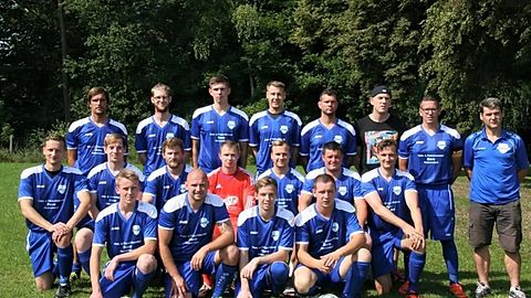 hintere Reihe v.l.: Matthias Noack, Marius Schilling, Friedrich Rave, Kirsten Mehnert, Steffen Schäper, Ricky Fenger, Kevin Lutzke (C), Mario Utecht (Trainer)

mittlere Reihe v.l.: Andy Poburski, Guido Vogt, Hannes Goldbaum, Kevin Schübler, Alexander Schauer, Denny Schäper, Mirko Fischer

vordere Reihe v.l.: Martin Huth, Daniel Papendorf, Florian Schübler, Fabian Hirsch