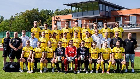 von links nach rechts:
hinten - Dominik Dahlke, Raphael Bachmann, Jahn Männecke, Marius Gerbig, Till Hofmeister, Pascal Madeheim, Lion Buß, Rados Lukic, Marvin Dreßler
Mitte - Betreuer Dietmar Kruse, Co-Trainer Nico Wummel, Teamfotograf Maurice Danner, Sponsor Andreas Funke, Martin Wiederhold, Gideon Burghardt, Jonas Burghardt, Tore-Andre Diederich, Enrico Schmalstieg, Torwart-Trainer Andreas Knoll, Betreuer Helmut Weinrich, Trainer Andreas Reuper, Abteilungsleiter Fußball Kevin Mennecke
vorne - Marc Hoffmeier, Niklas Meyer, Leon Kaltenhäuser, Philipp Bein, Florian Hildebrandt, Pascal Eckardt, Tommy Anhalt, Pascal Weber, Dusty Dreßler
Es fehlen: Lukas Sondermann, Florian Meyer, Florian Hartleib