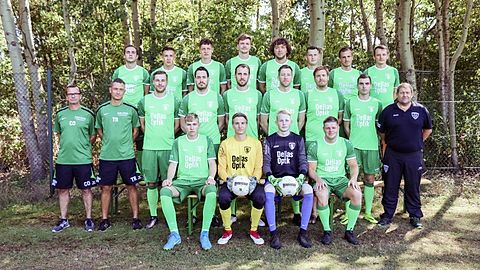 Hintere Reihe v. li.: Niklas Oetken, Piet Stenzel, Linus Heimann, Felix Schardey, Lukas Strunk, Stephan Schönberg, Mathias Hockmann, Przemyslaw Wesolka
Mittlere Reihe v. li.: Uwe Ropers, Nils Reckemeier, Sascha Hüller, Nils Eilers, Torge Griese, Rene Auen, Mirco Heeren, Tobias Schmidt, Arne Frodel
Vordere Reihe v. li.: Ingmar Peters, Yannick Zytur, Mika Kienast, Lars van der Spek
Es fehlen: Janneck Keßler, Jannes Busch, Samuel Acuna, Hendrik Detmers, Dariusch Bagher-Tehrani, Niclas Schubert, Christoph Knoop, Benedikt Determann, Kai Dannehl