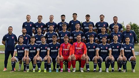 1. Mannschaft der SpVgg Kammerberg
Hinten v.l.: Hoffmann, Reindl, Frevel, Danis, Graf, Darvin Knetemann, Nefzger und Villand.
Mitte v.l.: Trainer Medeleanu, Spielender Co-Trainer Eichenseer, Zec, Lipovsek, M. Stanic, Mete, Seybold, Pihale, Teammanager Kollmair und Torwarttrainer Kraus.
Vorne v.l.: Fladung, Fauland, Fantisch, Bilkic, Eicher, Anselment, D. Stanic, Damjan Knetemann, Machl und Kaiser.