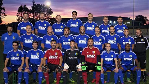 Foto: SG Stolberg

HL: Robert Walica, Marc Mommer, Tobias Uecker, Christoph Zimmermann, Alex Heinrich, Cedric Mertens, Michael Schütt

ML: Tr. Oliver Heinrichs, Kevin Thörner, Mark Thomsen, David Schneider, Jorge Gonzalez, Justin Neumann, Marc Barrientos, Denis Kalic  Co. Packi Haas

VL: Max Hüskens, Rafael Wolf, Ralf Horbach, Denis Kunschke, Sascha Remmert, Dennis Lehmann, Jesse Muambay

Es fehlen:  Hendrik Gielchen, Tim Niemann, Pascal Moersch, Yusuf-Mert Hatunoglu und TT Dirk Gielchen