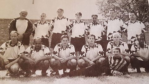 Hinten v.l.: Peter Rufa (2.V), Charly Herrmann, Thorsten Karl, Tobias Dettmann, Yonas Feshaye, Frank Wagner, Turan Kaymakci.
Vorne v.l.: Marc Borkowski, Henok Asmeron, Thilo Simon, Jan Martens, Stefan Leidke, Behane Fisazion.
Liegend: Jürgen Wagner
