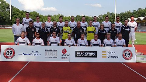 Hinten von links: Andreas Dreiner, Daniel Isken, Andre Lutz, Pascal Nguyen, Mohamed El Tahiri, Kadir Ala, Tobias Zinken, Jonas Hergesell, Celal Kanli, Lucas Musculus
 
Mitte von links:  Patrick Duske (Präsident SV 09), Thomas Götz (Teammanager), Siggi Hoff (Betreuer), Thomas Dürrenberg (Koordinationstrainer), Michael Cebulla (Kapitän), Didi Schacht (Trainer), Chris Fiegler, Maren Felderhoff (Physio-Therapeutin), Nick Wurian (Physio-Therapeut), Carsten Scheel (Torwart-Trainer)
 
Vorne von links: Julian Kapitza, Özgür Düzgünkaya, Thomas Schloeßer, Mohamed Radjeb, Patrick Paffrath, André Kreuer, Anton von Lampe, Metin Kizil

Es fehlen: Ajet Shabani, Karin Schmitz (Betreuerin).