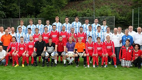 Hinten v.l.: Eisermann, Weihsmann, Frey, Michelbach, Bonn, Wäckerle, Krauss, Heiß, Philipp, Scholl
Mitte v.l.: Tr. Dietel, Kohl, Förder-Ver. Christ, Tr. Ernst, TW-Tr. Hafner, Ehrenvors. Zapf, Dick, Werner, Rutsch, Dauko, Wallstab, Meuter, Geiger mit Sohn Rafael, Jakovljeric, Roßney, Martine, SpA Dannenmeier, 
SpA Fritz, 2. Vor. Barth, SpA Kaiser, 2. Vors. Wolff, 1. Vor. Döbel und 1. Vors. Angione
Vorne v.l.: SpA Jungmann, 3.Vor. Seifarth, Litterer, Oswald, Knobloch, Schmitt, Himmelmann, Lehn, Malaschewski, Wolf, Böhm, Rothenberger, Christen, Physio. Weber und Physio. Himmelmann.   Foto: Pfeifer