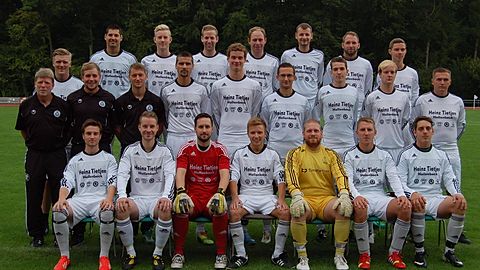 Hinten v.l.: Christiopher Lücht, Timo Fischer, Ole Holz, Sven Ußkurat, Christoph Müller, Christian Müller, Dirk Dammann, Simon Bockelmann
Mitte v.l.: Harald Zerwas (Trainer), Sascha Horn (Co-Trainer), Christian Lieckfeld (Betreuer), Marko Nitsch, Fabian Haarmann, Robert Aleksiejuk, Janek Dörfling, André Schipulowski, Christian Wolff
Vorne v.l.: Lasse Hohmeyer, Jan Hermann, Ole Köser, Sebastian Proft, David Hedderich, Kevin Rase, Daniel Marquardt
Es fehlen: Max Böhn, Sebastian Deden, Christoph Ehlers und Dirk Fischer